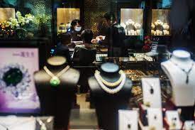 Why Should Customers Buy Rings From Local Jewellery Shops Over Extravagant Ones?